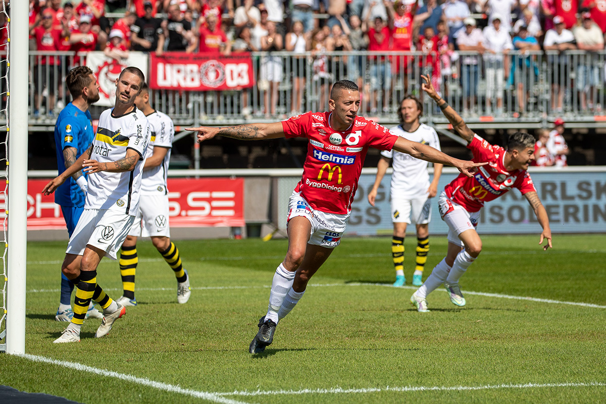 Referens Real fastighetssystem hejar på Degerfors IF. Fotbollsspelare som firar mål.